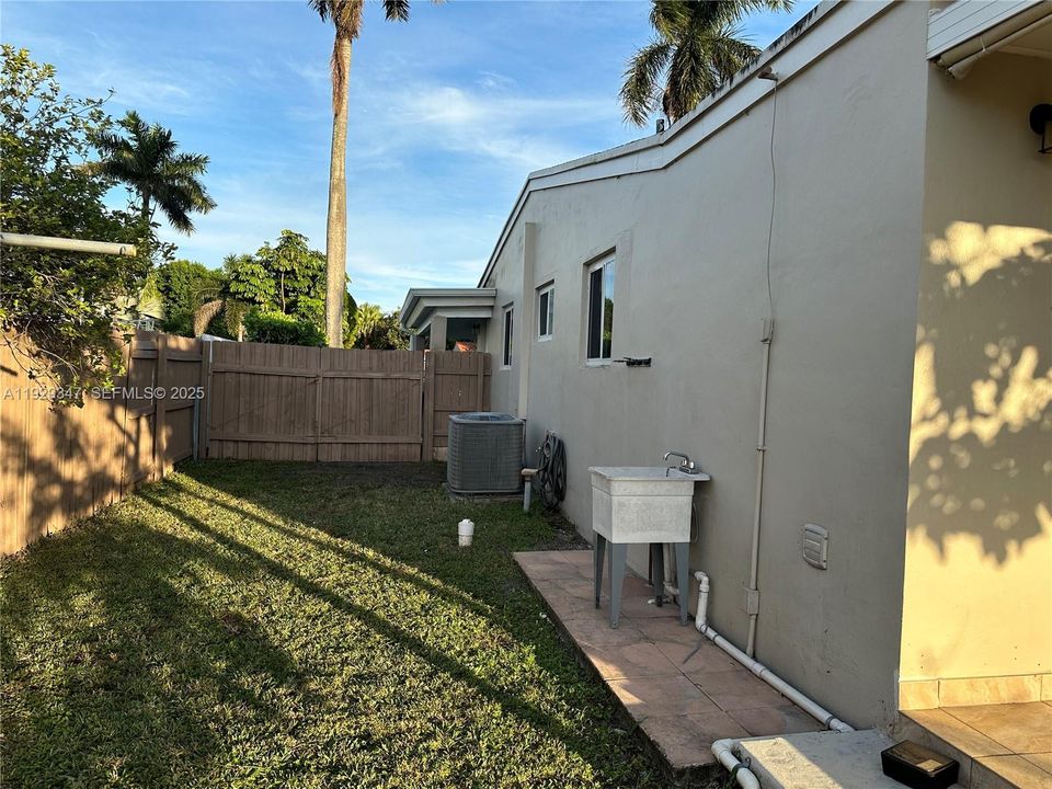 For Rent: $3,200 (3 beds, 2 baths, 1282 Square Feet)