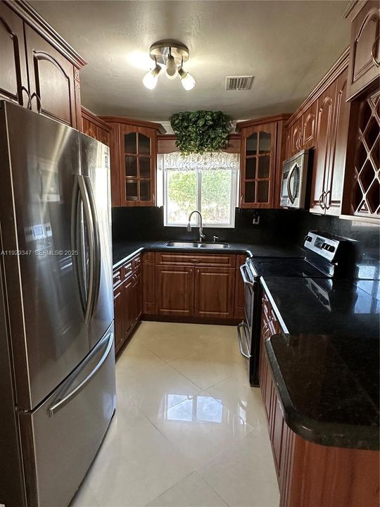 For Rent: $3,200 (3 beds, 2 baths, 1282 Square Feet)