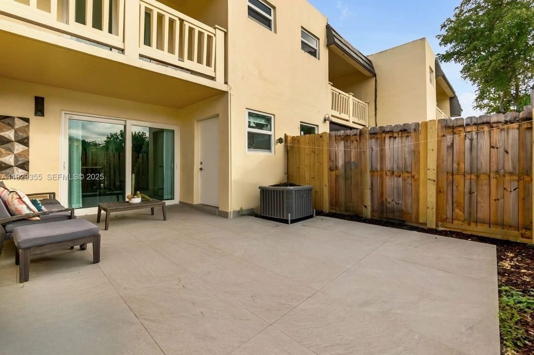 For Sale: $429,999 (2 beds, 2 baths, 1266 Square Feet)