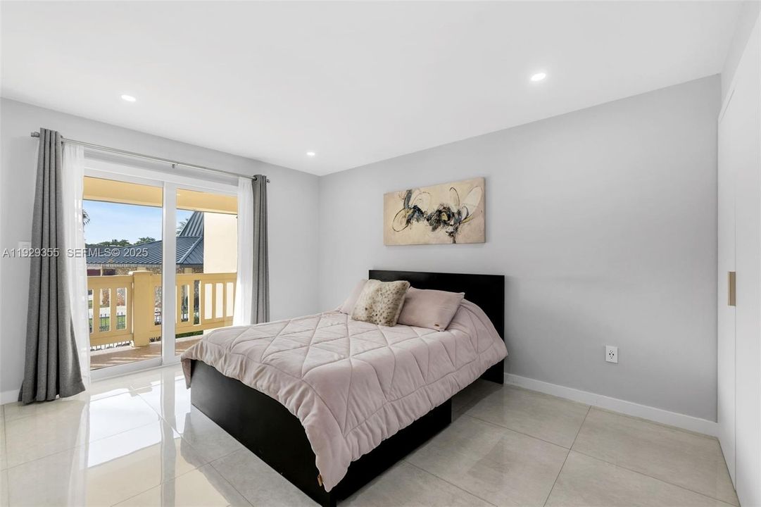 For Sale: $429,999 (2 beds, 2 baths, 1266 Square Feet)