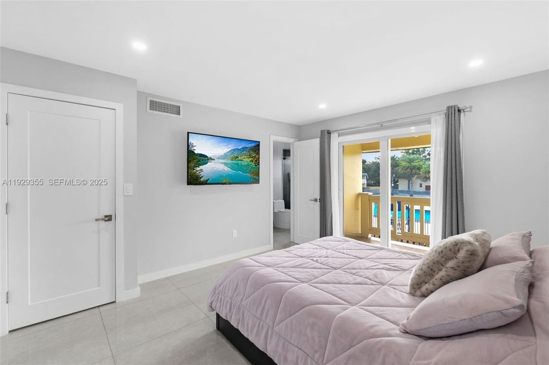 For Sale: $429,999 (2 beds, 2 baths, 1266 Square Feet)