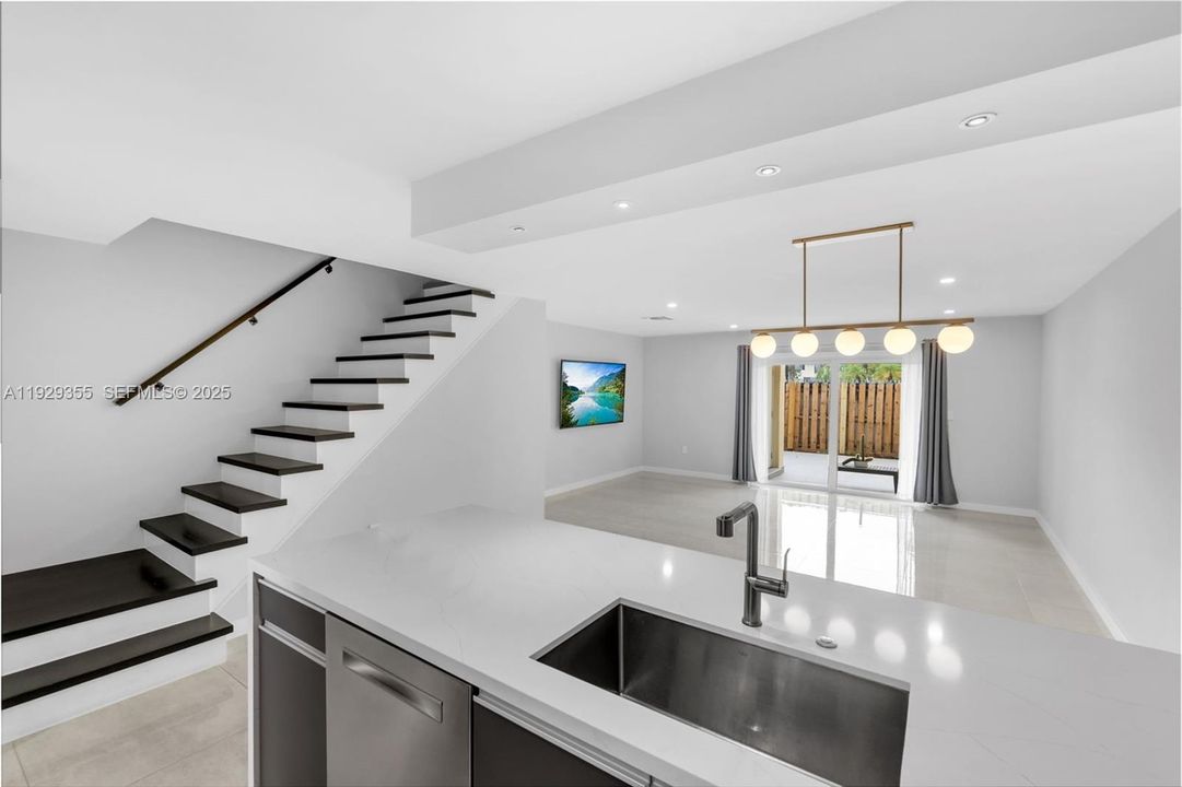 For Sale: $429,999 (2 beds, 2 baths, 1266 Square Feet)