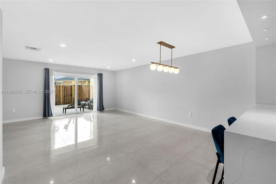 For Sale: $429,999 (2 beds, 2 baths, 1266 Square Feet)