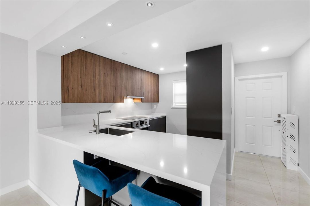 For Sale: $429,999 (2 beds, 2 baths, 1266 Square Feet)