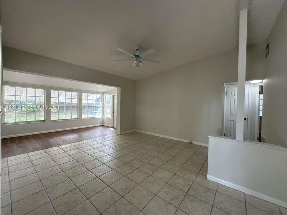 出租: $3,000 (3 贝兹, 1 浴室, 975 平方英尺)