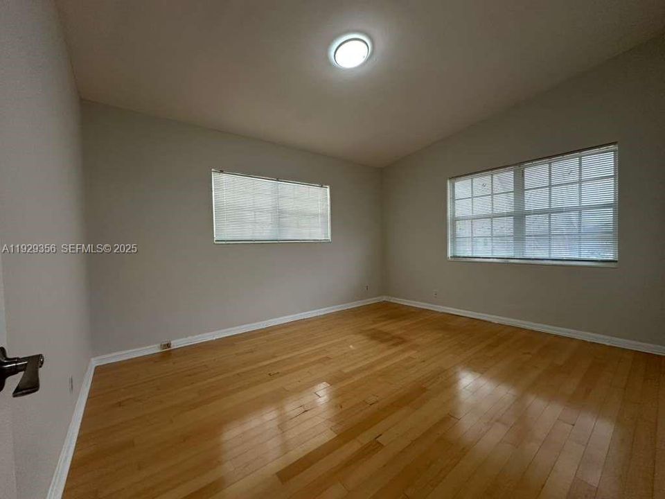 出租: $3,000 (3 贝兹, 1 浴室, 975 平方英尺)