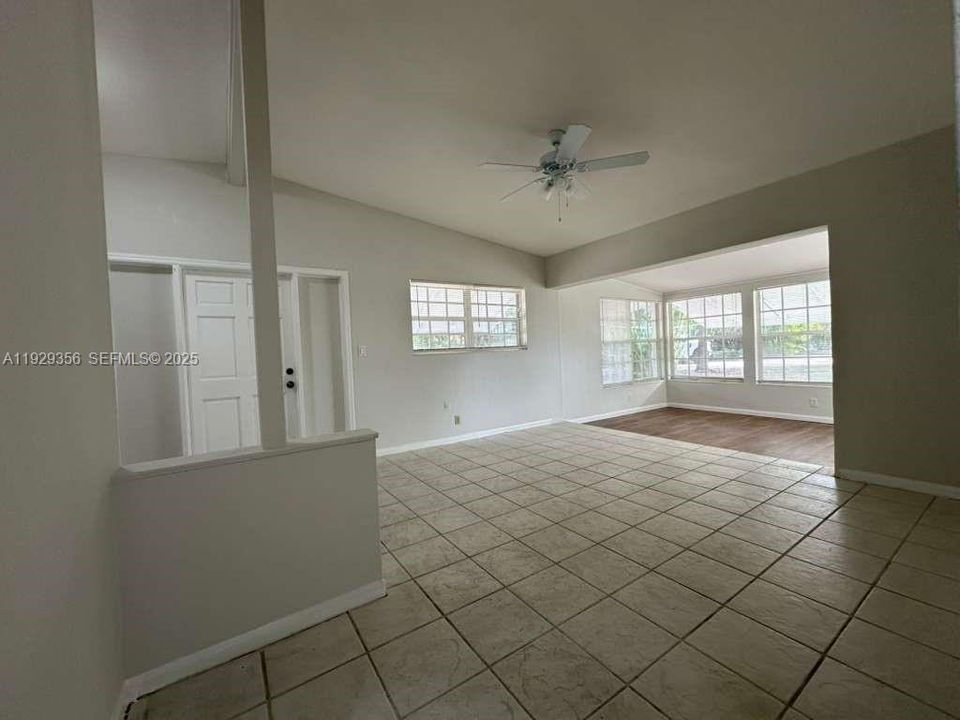 出租: $3,000 (3 贝兹, 1 浴室, 975 平方英尺)