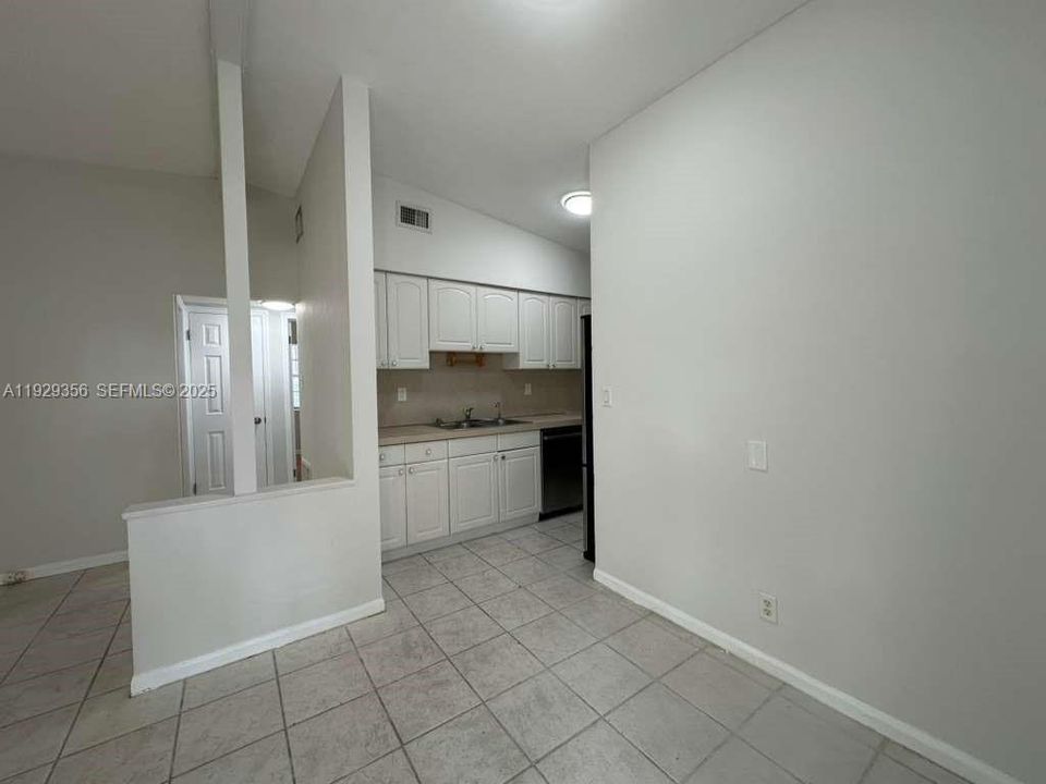 出租: $3,000 (3 贝兹, 1 浴室, 975 平方英尺)