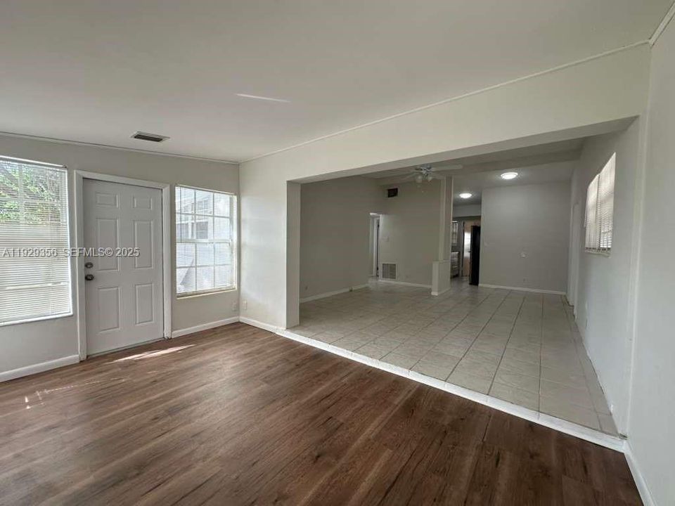 出租: $3,000 (3 贝兹, 1 浴室, 975 平方英尺)