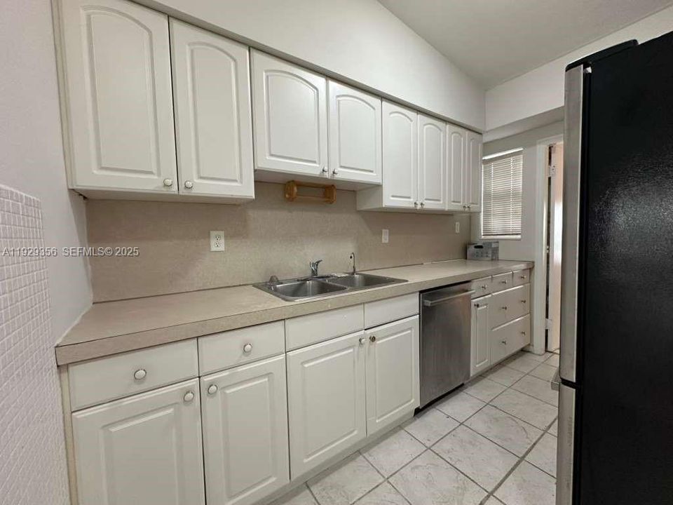 出租: $3,000 (3 贝兹, 1 浴室, 975 平方英尺)