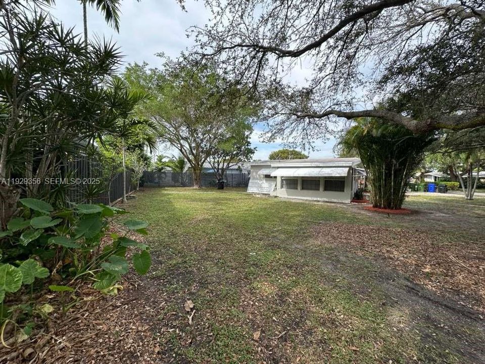 出租: $3,000 (3 贝兹, 1 浴室, 975 平方英尺)