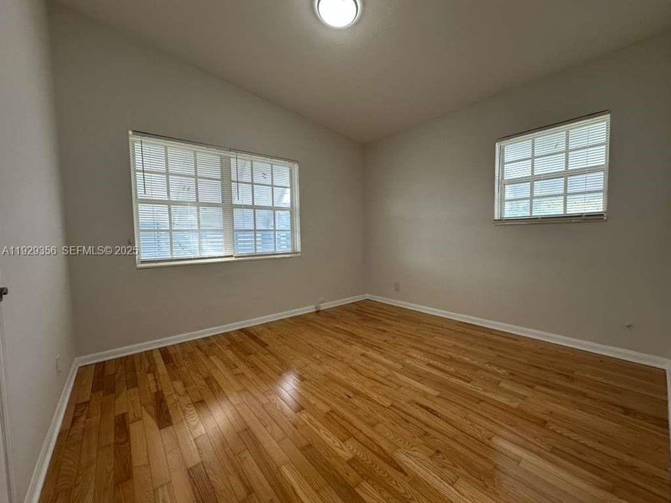 出租: $3,000 (3 贝兹, 1 浴室, 975 平方英尺)