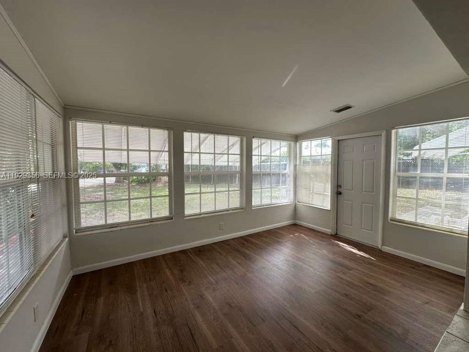 出租: $3,000 (3 贝兹, 1 浴室, 975 平方英尺)