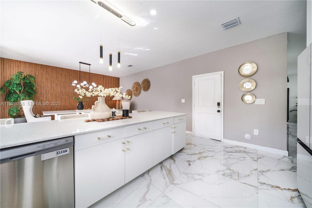 На продажу: $815,000 (4 спален, 2 ванн, 2560 Квадратных фут)