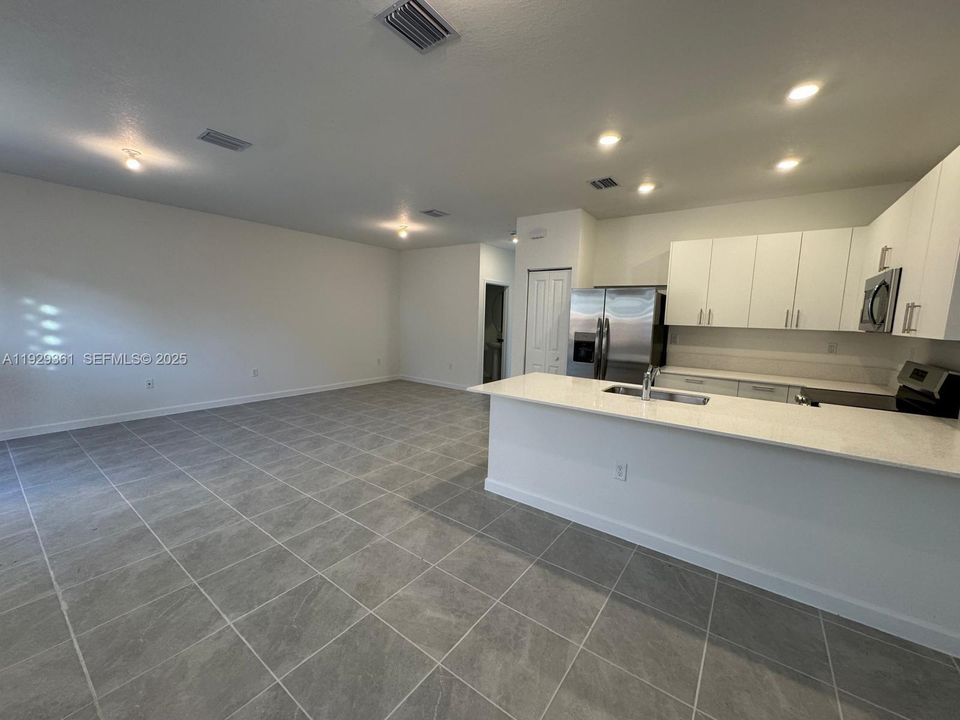 For Rent: $2,500 (3 beds, 3 baths, 0 Square Feet)