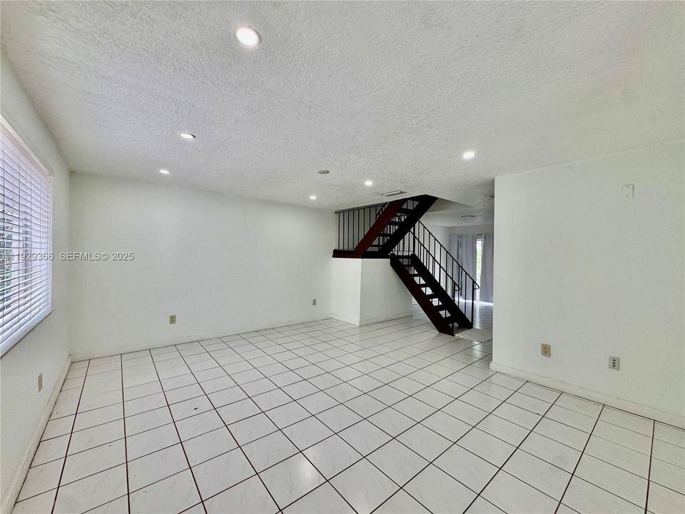 For Rent: $2,200 (3 beds, 2 baths, 1518 Square Feet)