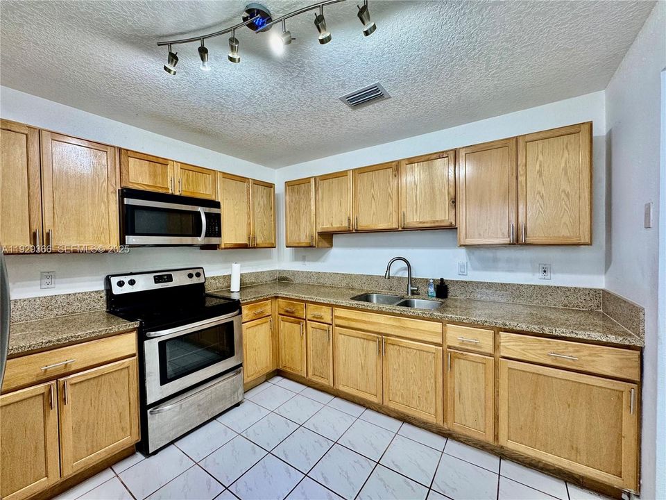 For Rent: $2,200 (3 beds, 2 baths, 1518 Square Feet)