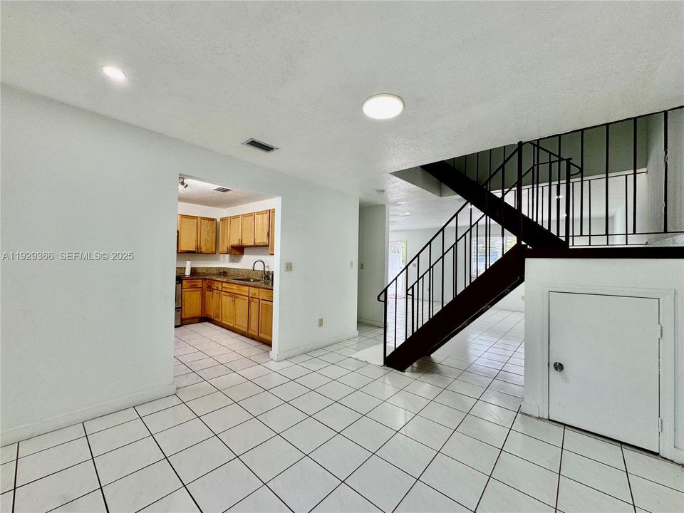 For Rent: $2,200 (3 beds, 2 baths, 1518 Square Feet)