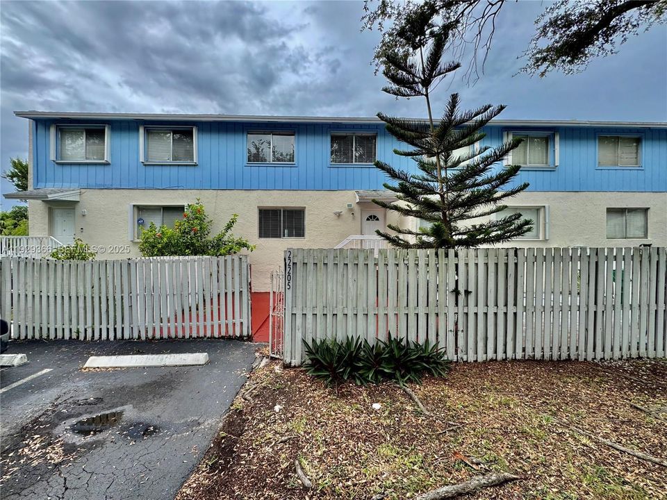 For Rent: $2,200 (3 beds, 2 baths, 1518 Square Feet)