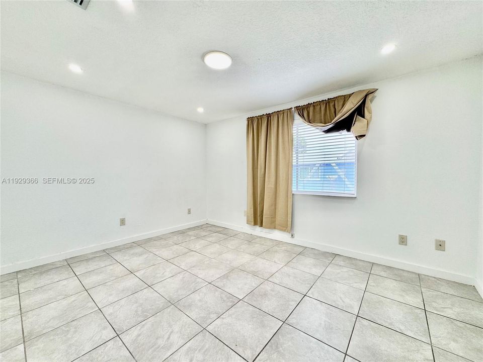For Rent: $2,200 (3 beds, 2 baths, 1518 Square Feet)