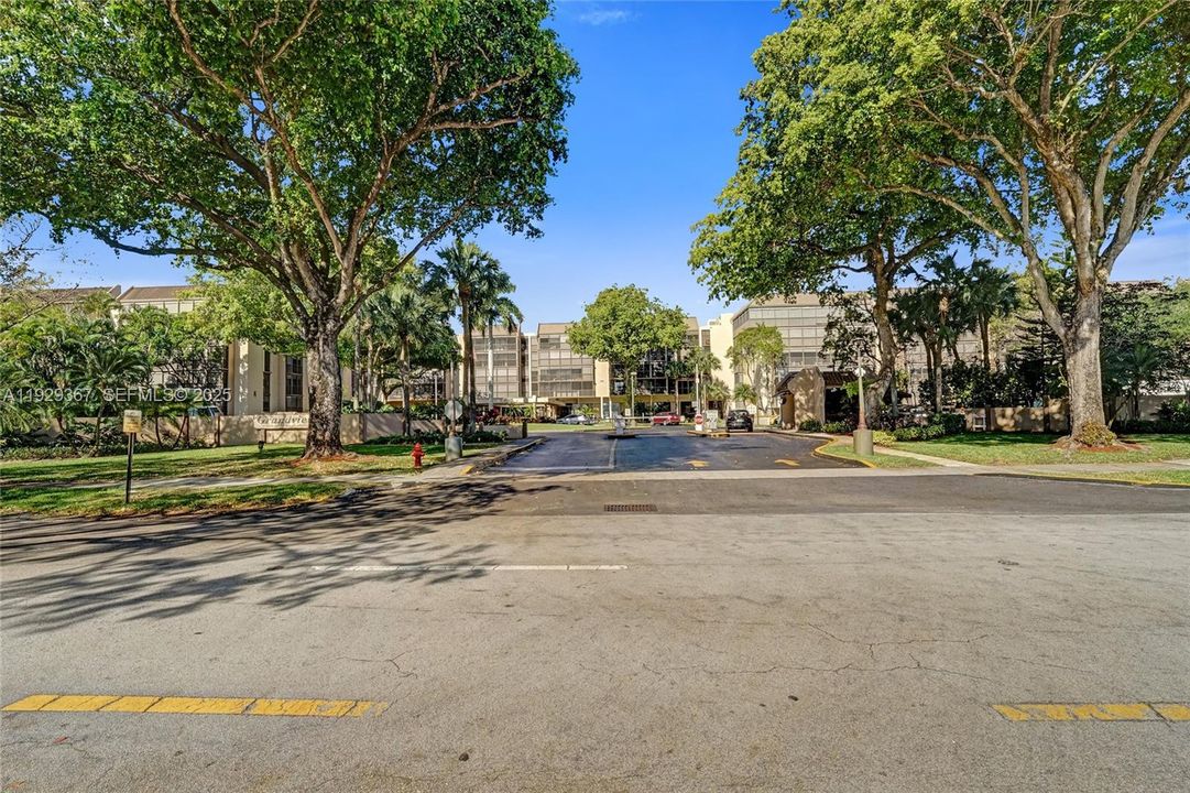 For Sale: $339,900 (2 beds, 2 baths, 1383 Square Feet)