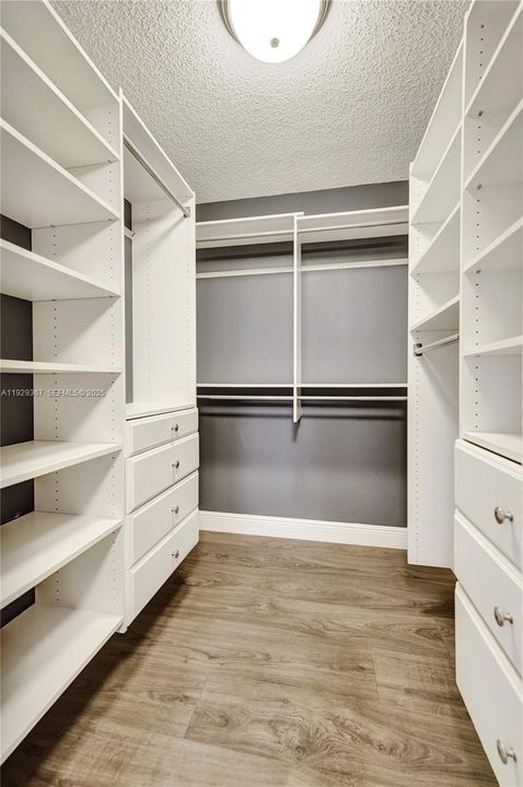 For Sale: $339,900 (2 beds, 2 baths, 1383 Square Feet)