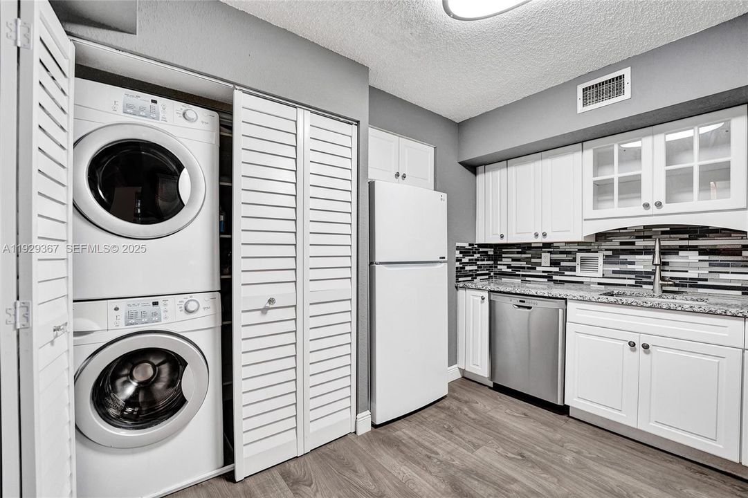 For Sale: $339,900 (2 beds, 2 baths, 1383 Square Feet)