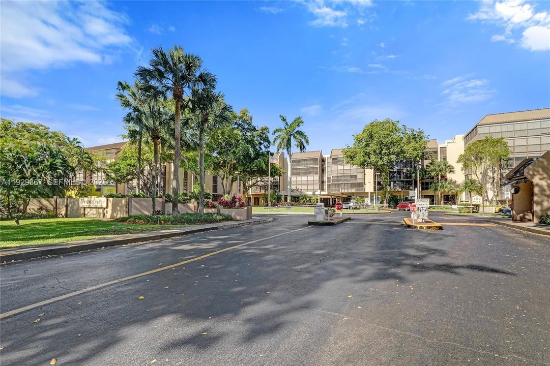 For Sale: $339,900 (2 beds, 2 baths, 1383 Square Feet)