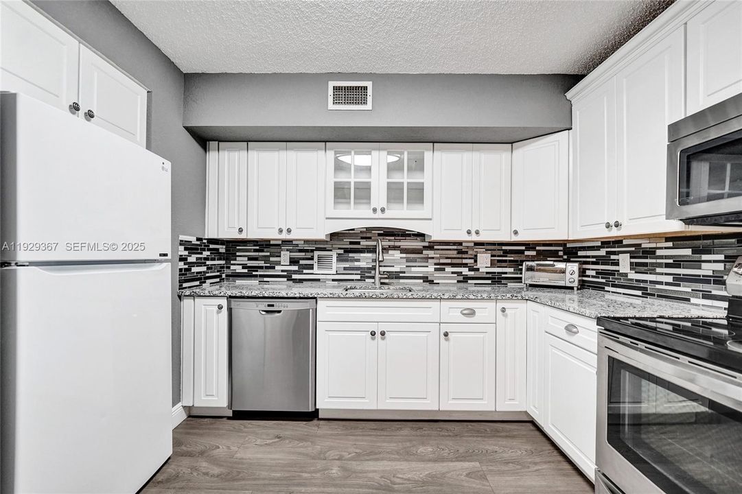 For Sale: $339,900 (2 beds, 2 baths, 1383 Square Feet)
