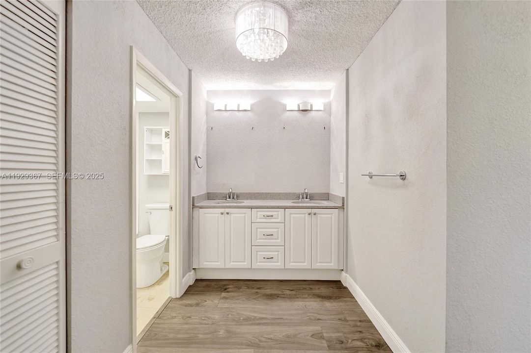 For Sale: $339,900 (2 beds, 2 baths, 1383 Square Feet)