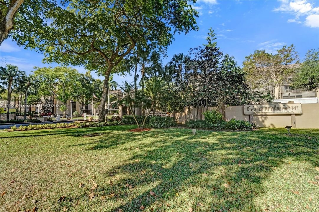 For Sale: $339,900 (2 beds, 2 baths, 1383 Square Feet)