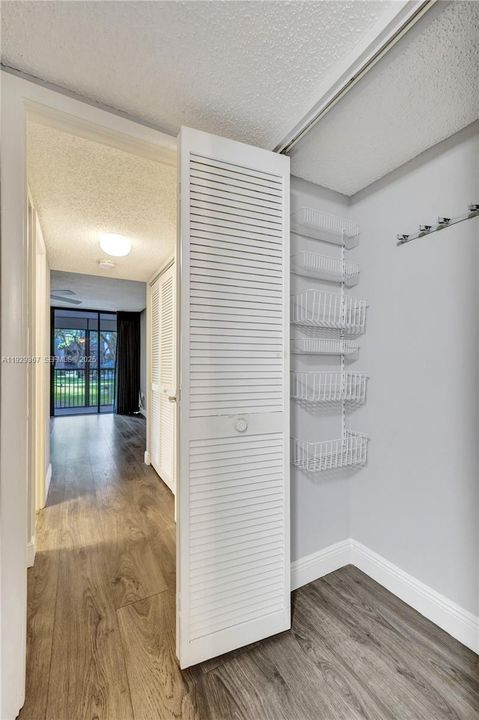 For Sale: $339,900 (2 beds, 2 baths, 1383 Square Feet)