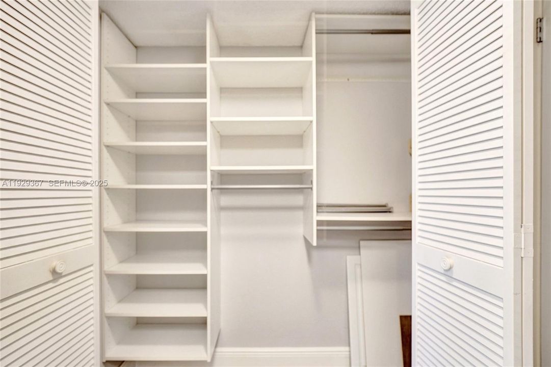 For Sale: $339,900 (2 beds, 2 baths, 1383 Square Feet)