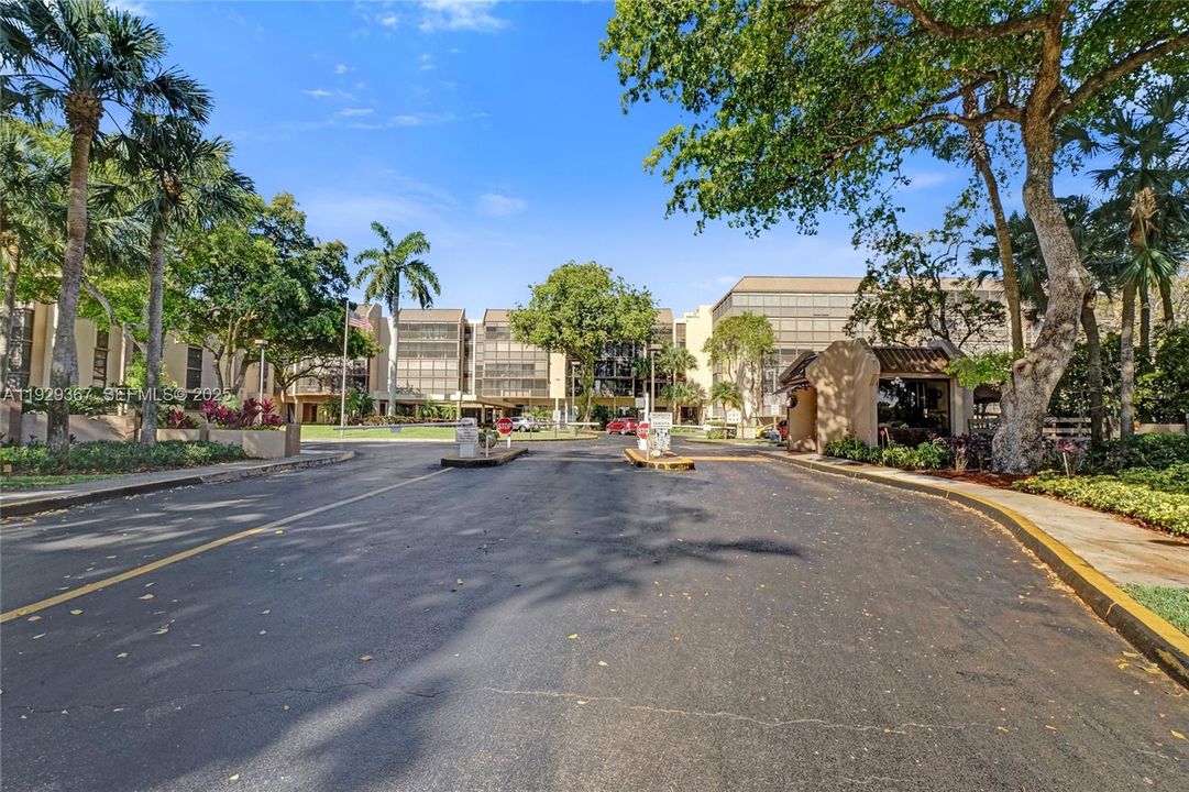 For Sale: $339,900 (2 beds, 2 baths, 1383 Square Feet)