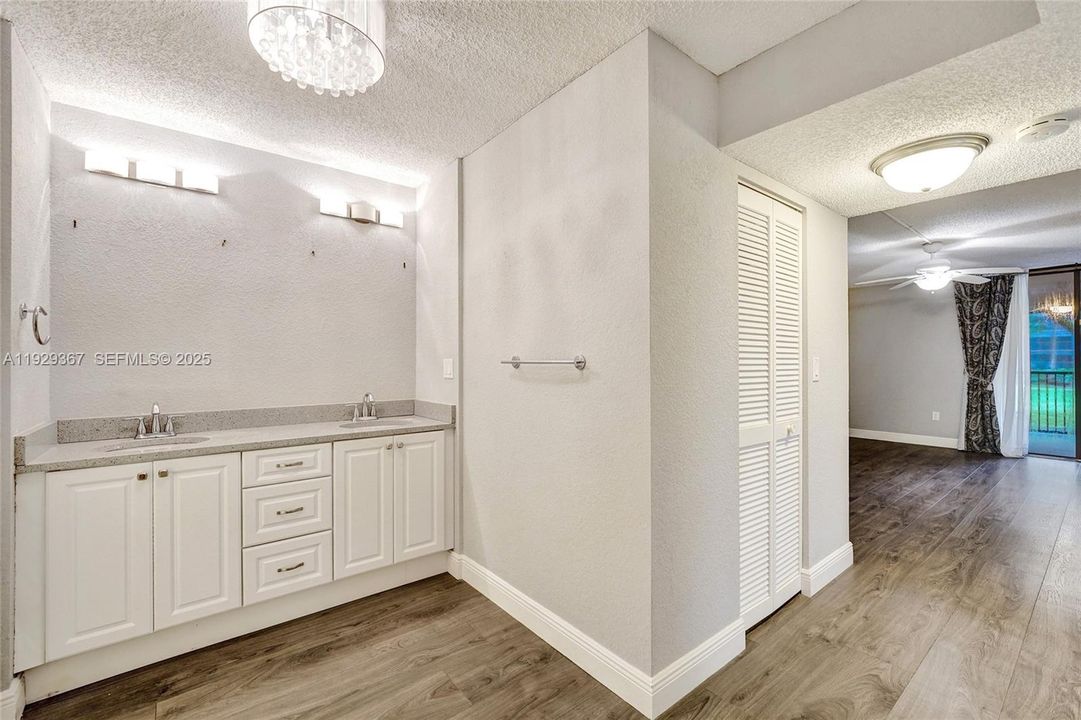 For Sale: $339,900 (2 beds, 2 baths, 1383 Square Feet)