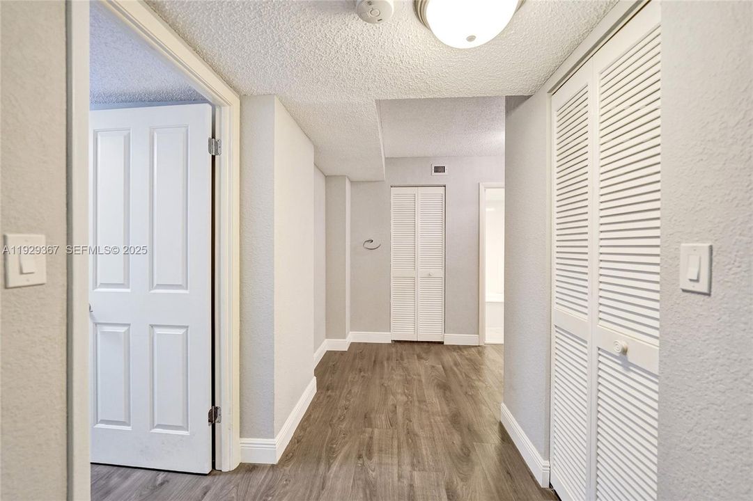 For Sale: $339,900 (2 beds, 2 baths, 1383 Square Feet)