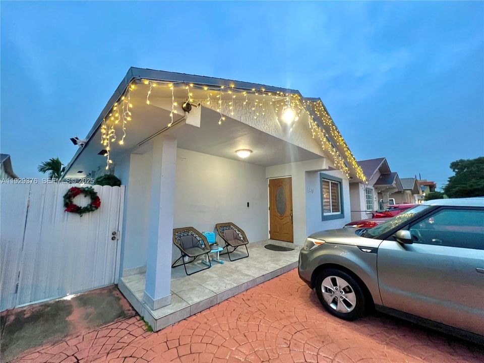 出租: $2,750 (2 贝兹, 1 浴室, 950 平方英尺)