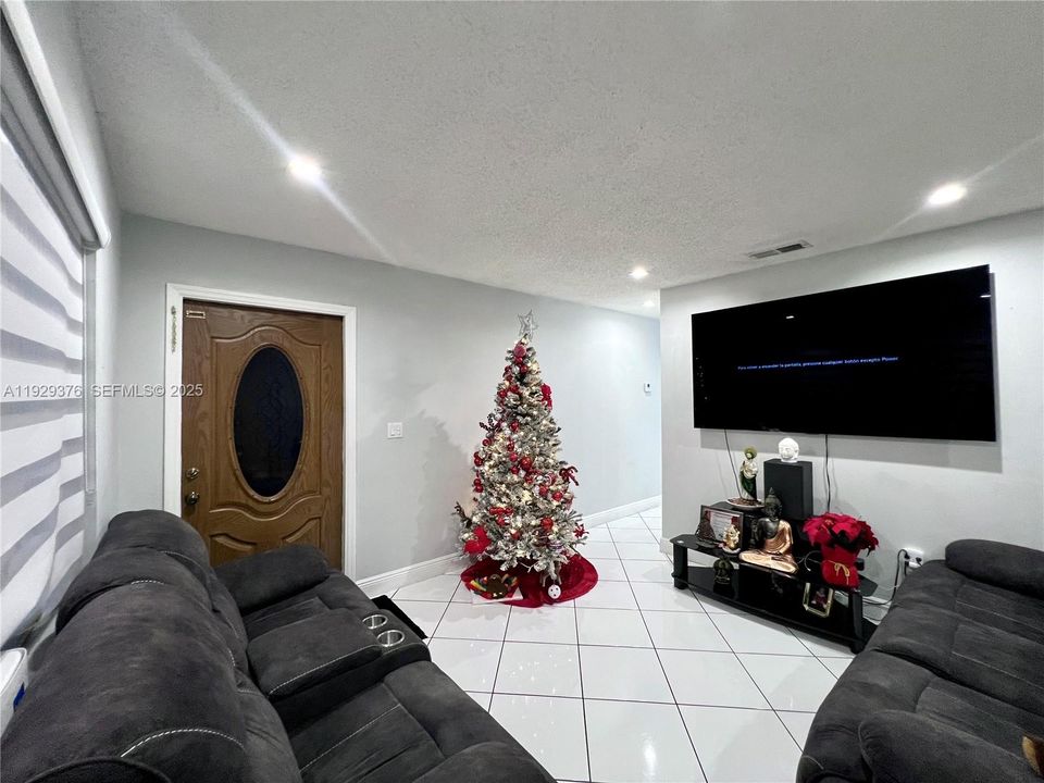 出租: $2,750 (2 贝兹, 1 浴室, 950 平方英尺)