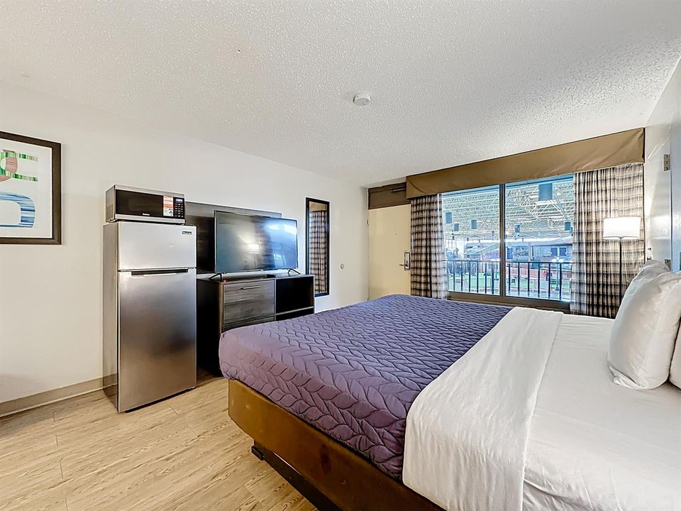 King Room - Stayable Jacksonville West-3