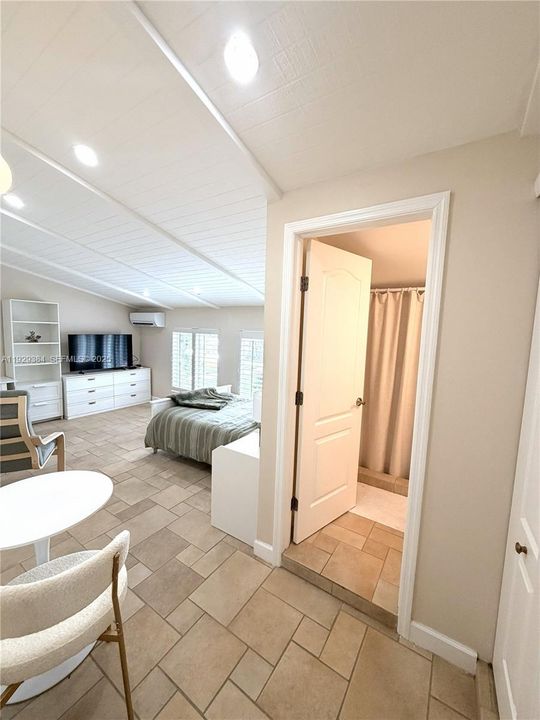 For Rent: $1,400 (0 beds, 1 baths, 313 Square Feet)