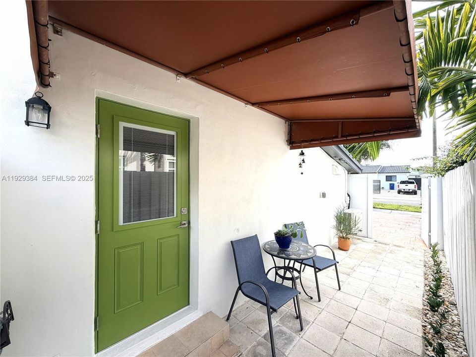 For Rent: $1,400 (0 beds, 1 baths, 313 Square Feet)