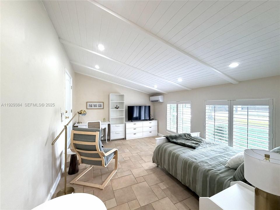 For Rent: $1,400 (0 beds, 1 baths, 313 Square Feet)