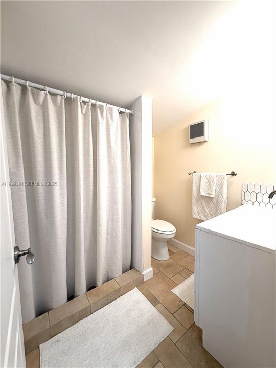 For Rent: $1,400 (0 beds, 1 baths, 313 Square Feet)