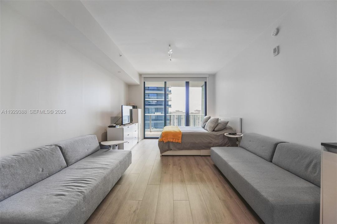 出租: $3,100 (0 贝兹, 1 浴室, 442 平方英尺)