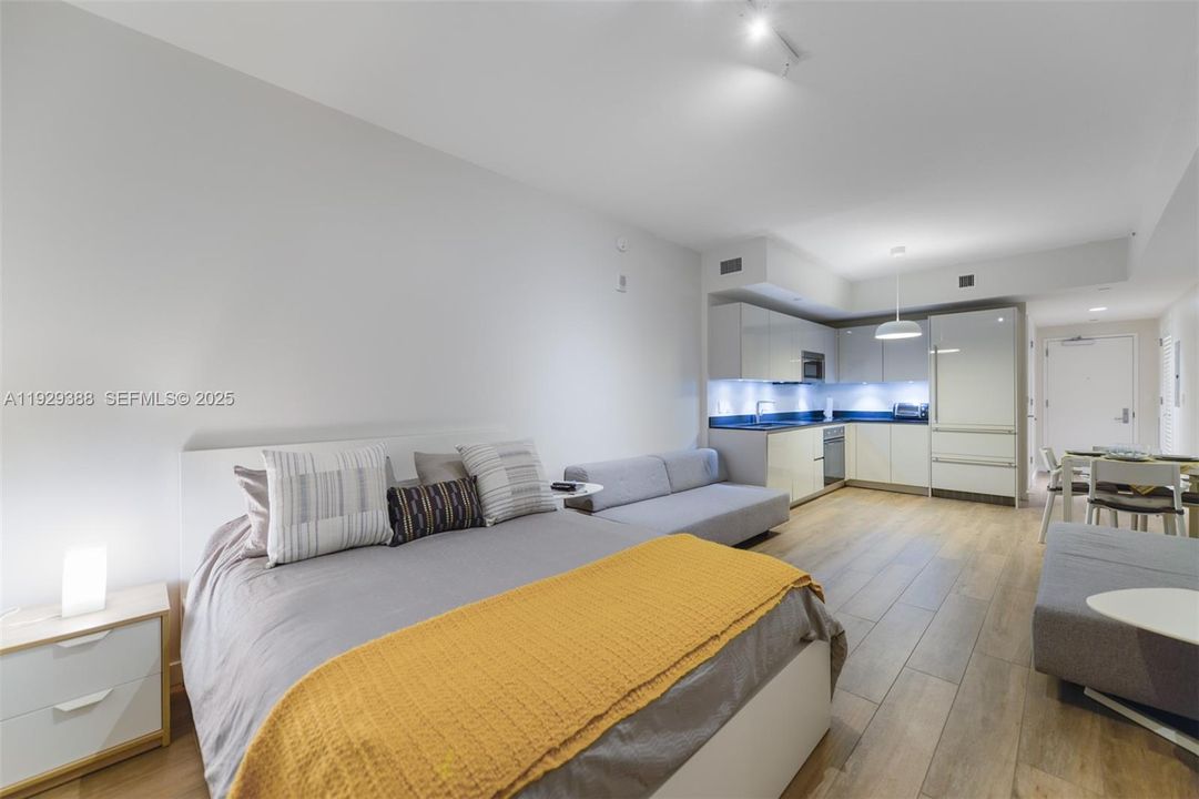 出租: $3,100 (0 贝兹, 1 浴室, 442 平方英尺)