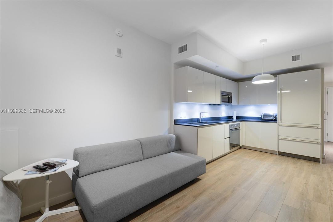 出租: $3,100 (0 贝兹, 1 浴室, 442 平方英尺)