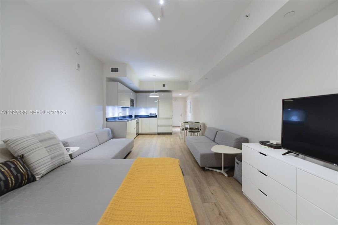 出租: $3,100 (0 贝兹, 1 浴室, 442 平方英尺)