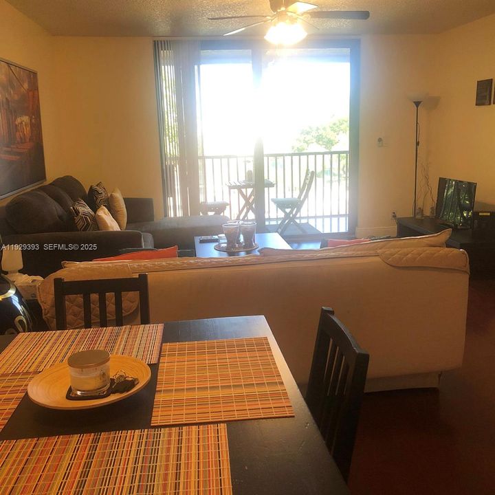 For Rent: $2,295 (2 beds, 2 baths, 940 Square Feet)