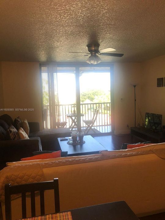 For Rent: $2,295 (2 beds, 2 baths, 940 Square Feet)