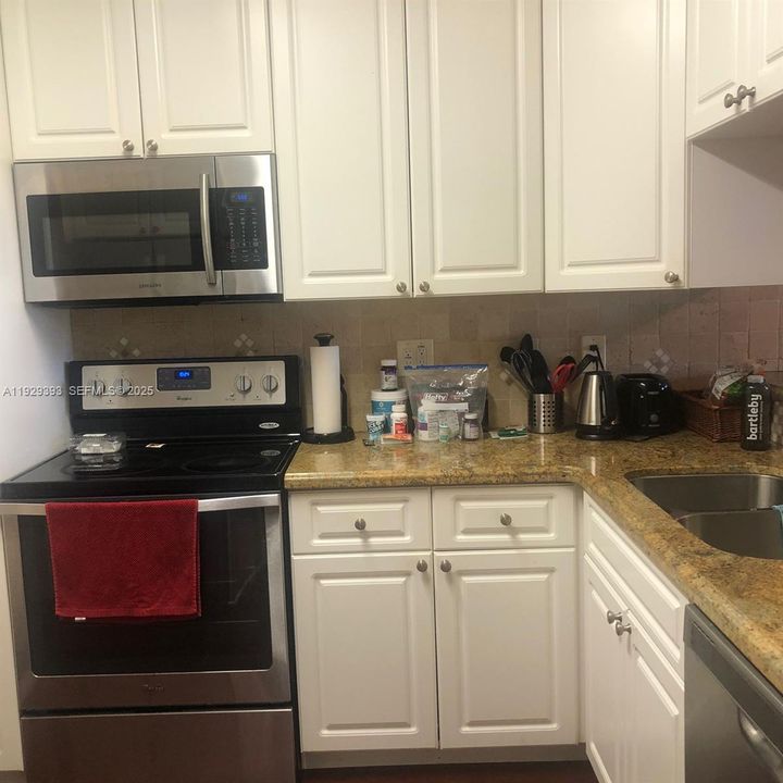 For Rent: $2,295 (2 beds, 2 baths, 940 Square Feet)